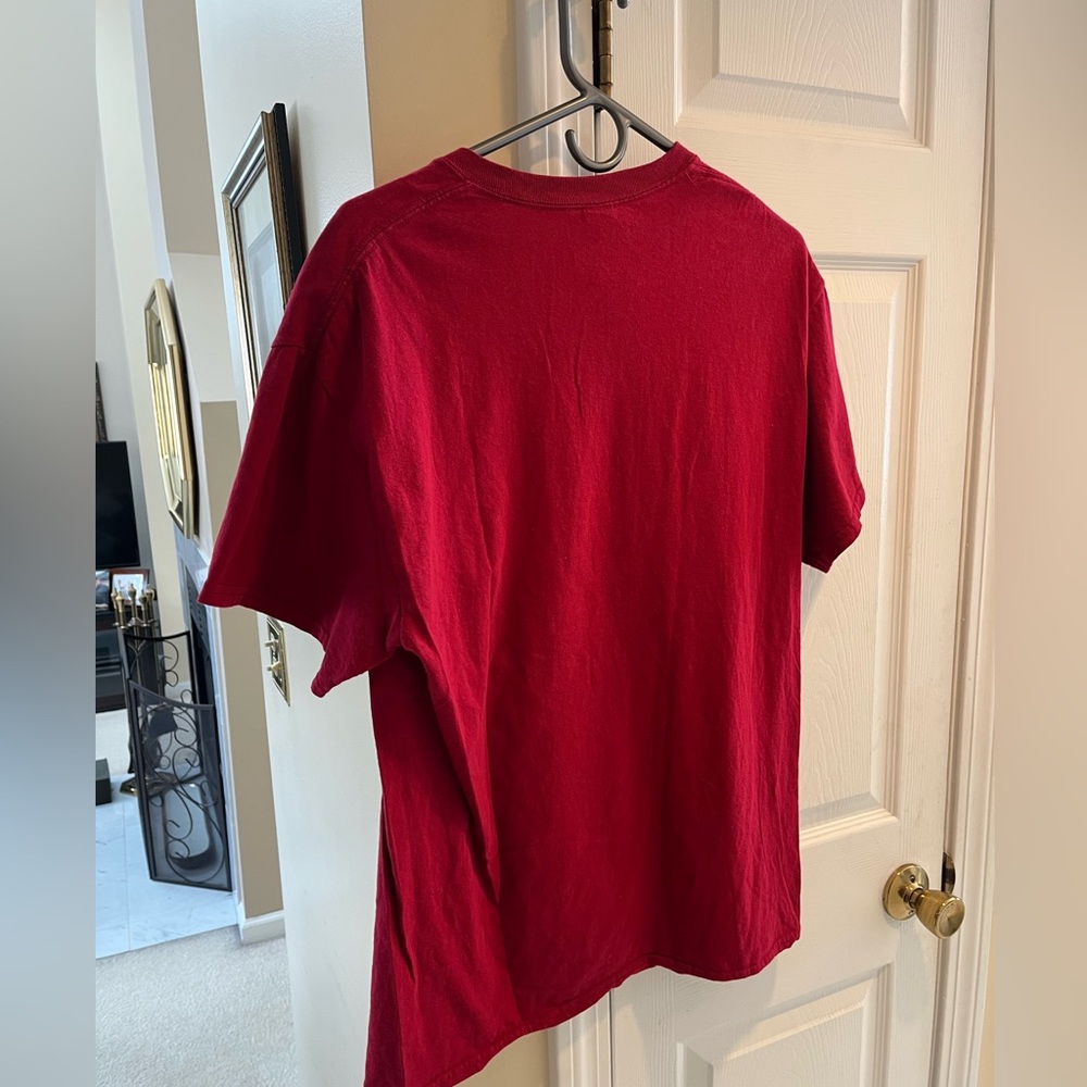 Brown University  maroon  100% cotton 
Size Large Mens T-Shirt
Worn once. - Picture 4 of 10